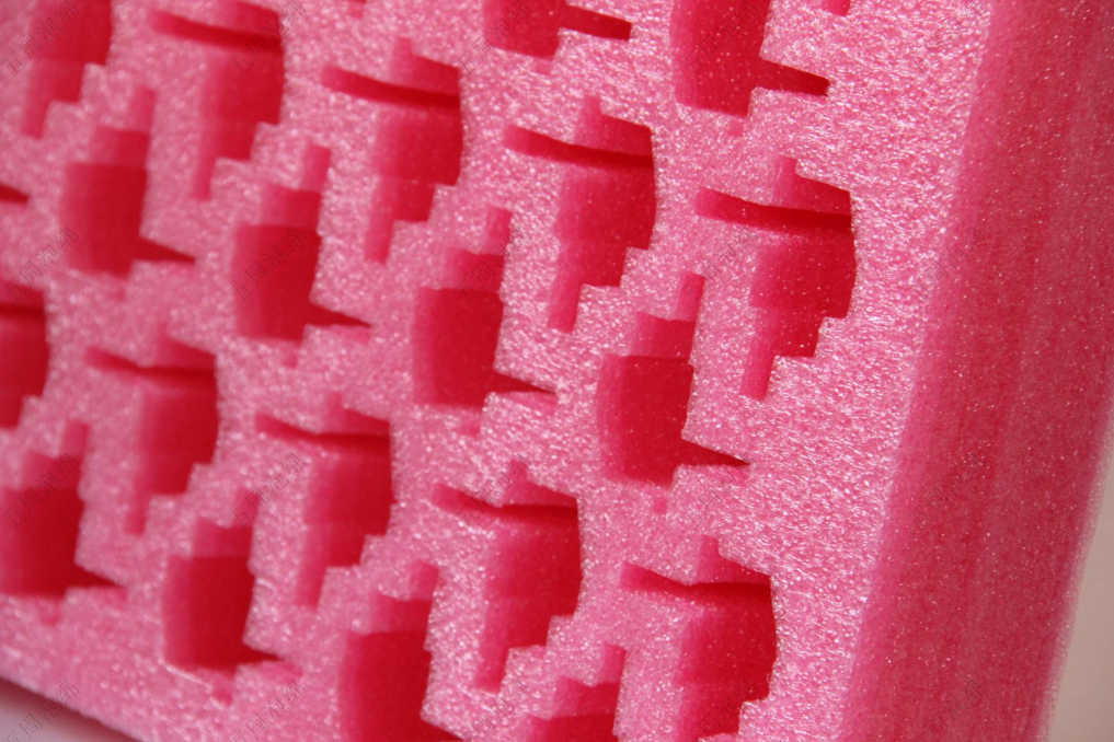 粉色異形珍珠棉內(nèi)襯：玩具零件的矩陣式收納方案